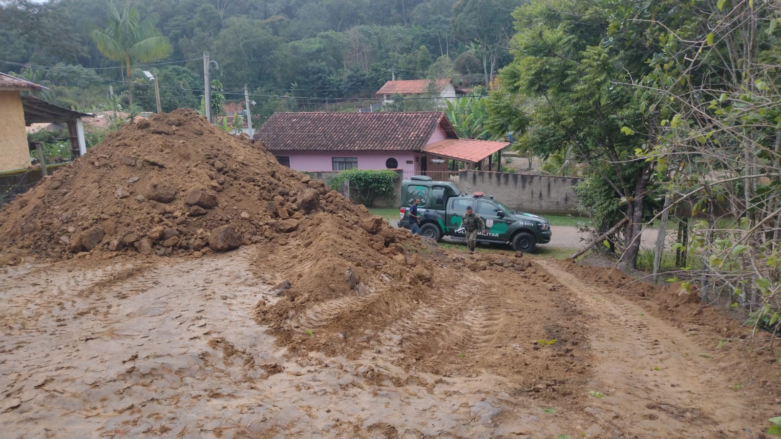Ambiental flagra movimentação do solo sem licença em Valença